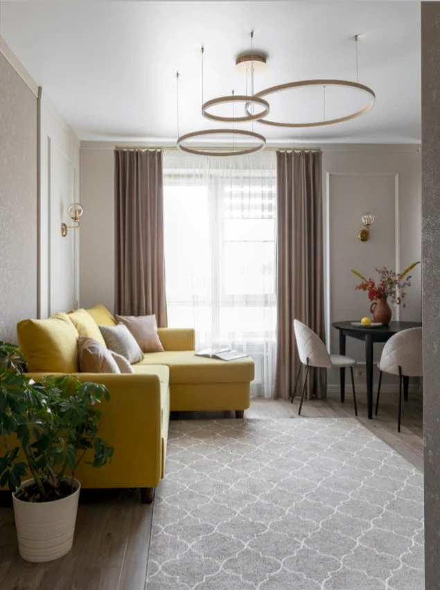 Двухкомнатная квартира с большой кухней и яркими акцентами